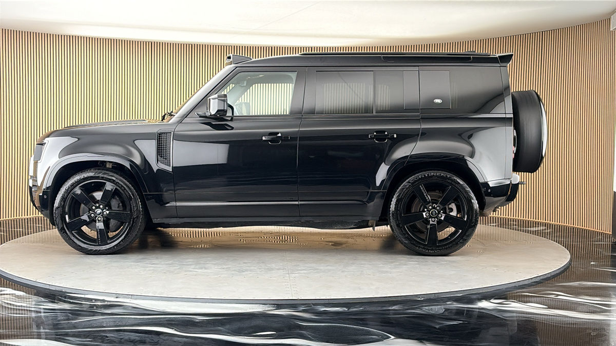 Land Rover Defender 110 Image 15