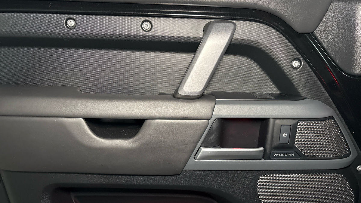 Land Rover Defender 110 Image 19