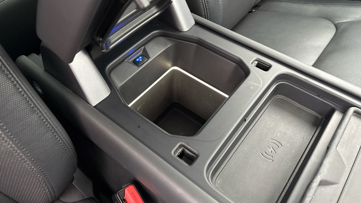 Land Rover Defender 110 Image 28