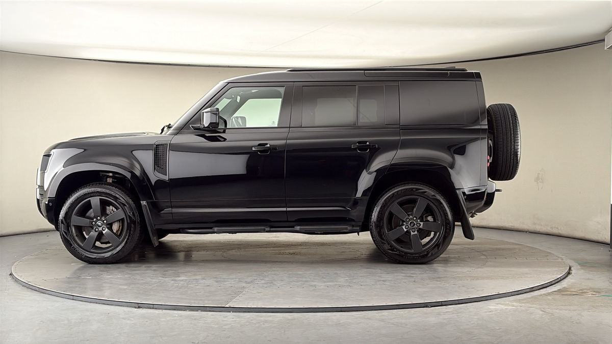 Land Rover Defender 110 Image 15