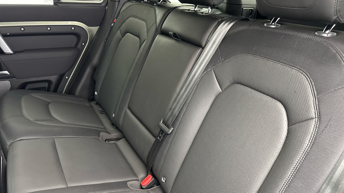 Land Rover Defender 110 Image 8