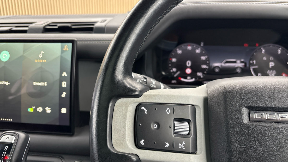 Land Rover Defender 110 Image 13