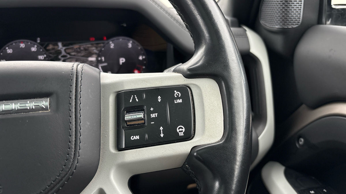 Land Rover Defender 110 Image 14