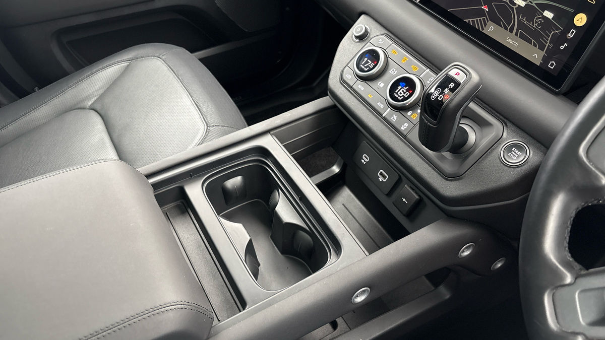 Land Rover Defender 110 Image 18