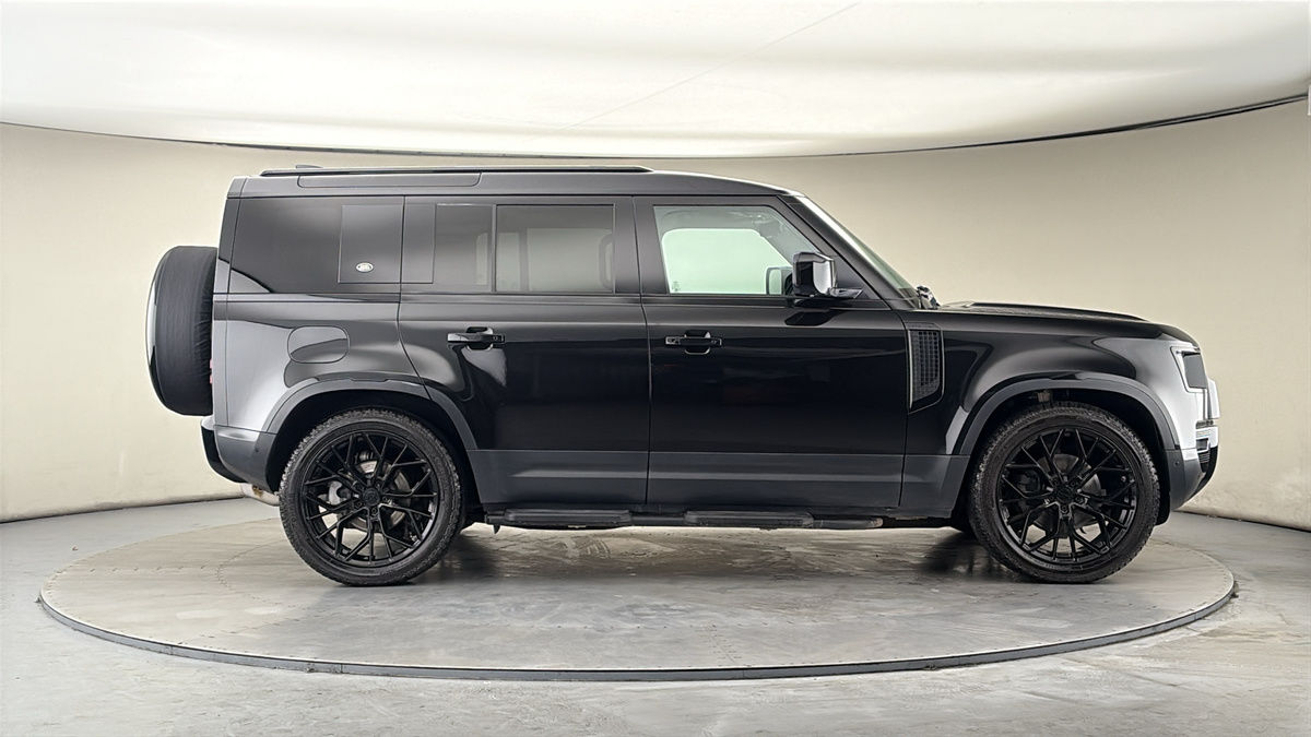 Land Rover Defender 110 Image 16