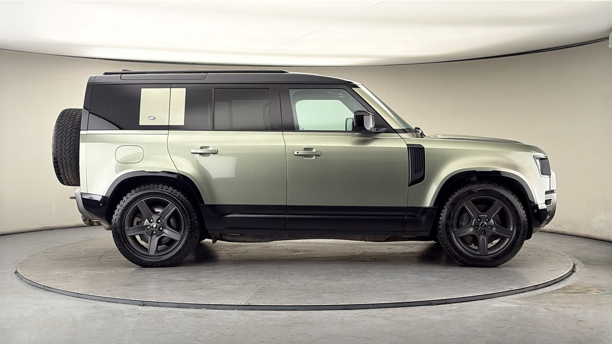 Land Rover Defender 110 Image 16