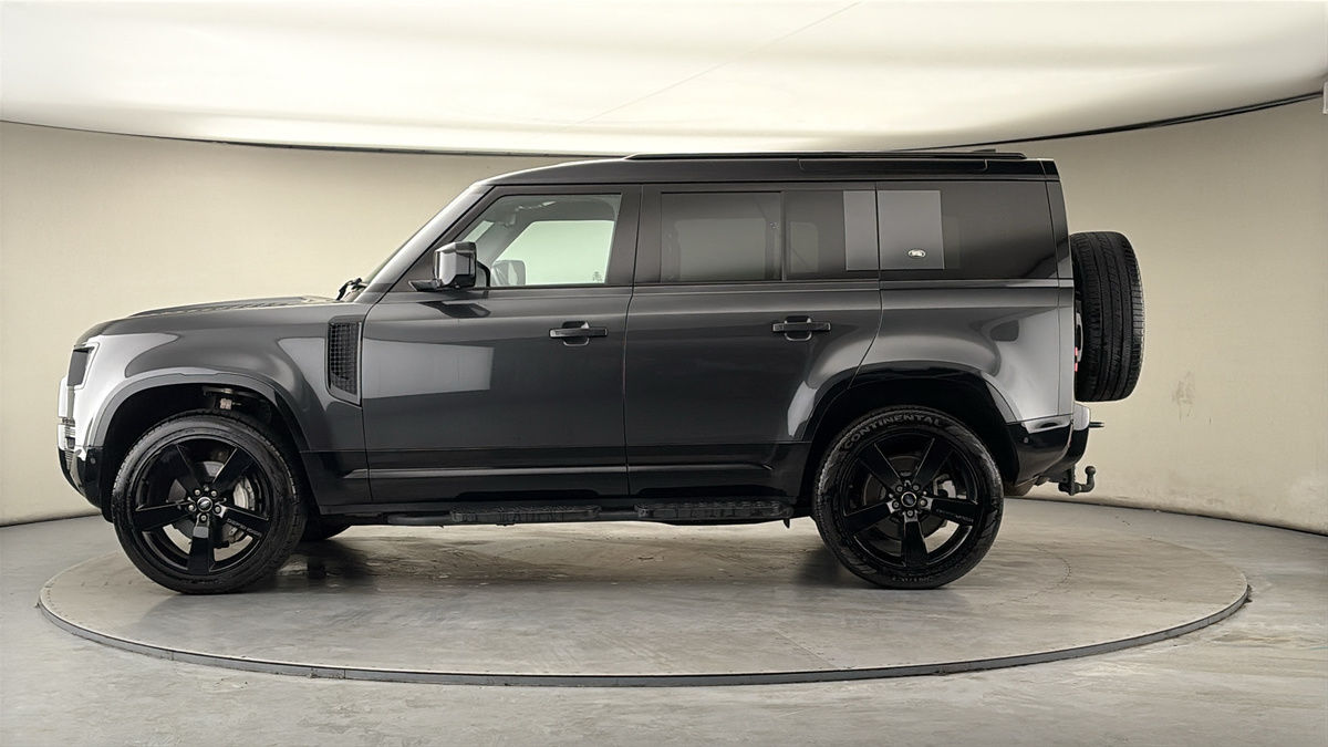 Land Rover Defender 110 Image 15