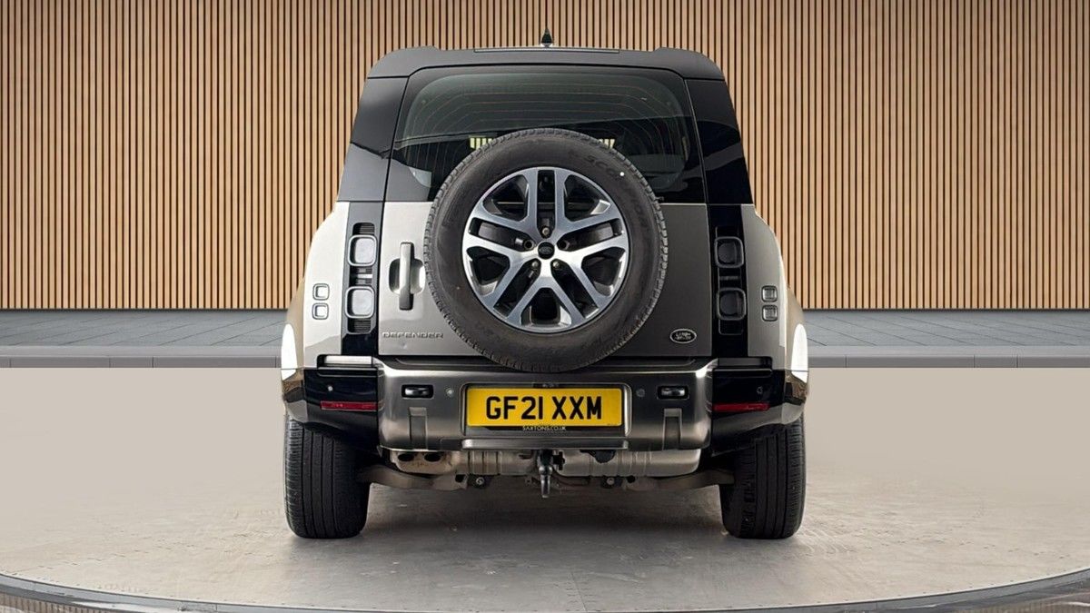 Land Rover Defender 110 Image 4