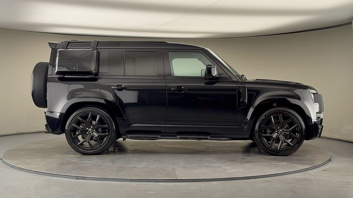 Land Rover Defender 110 Image 16