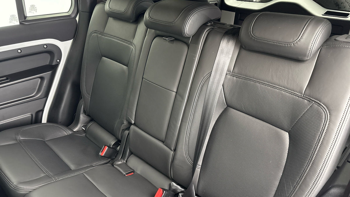 Land Rover Defender 110 Image 8