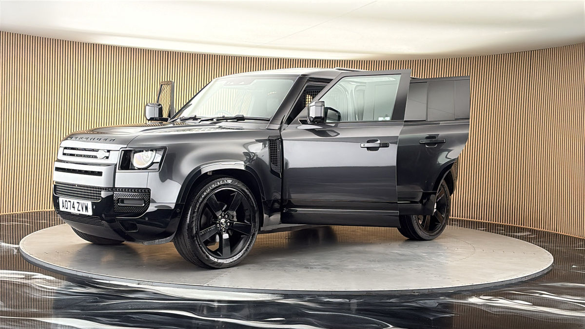 Land Rover Defender 110 Image 22