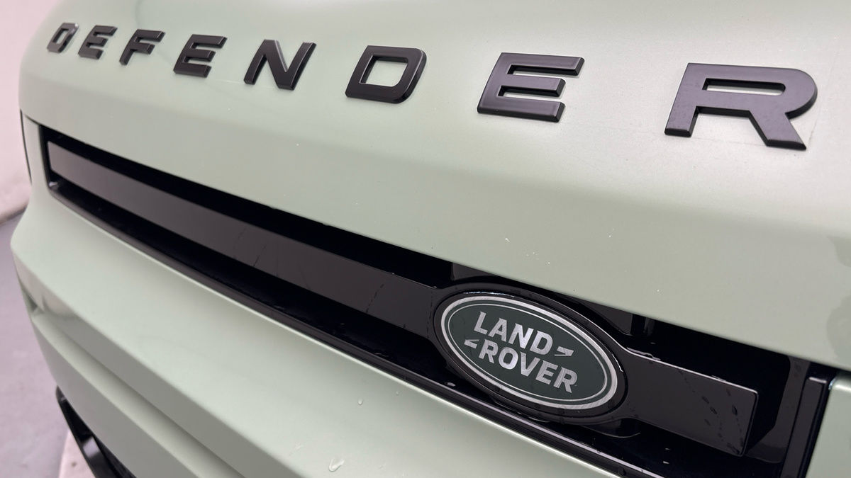 Land Rover Defender 110 Image 24