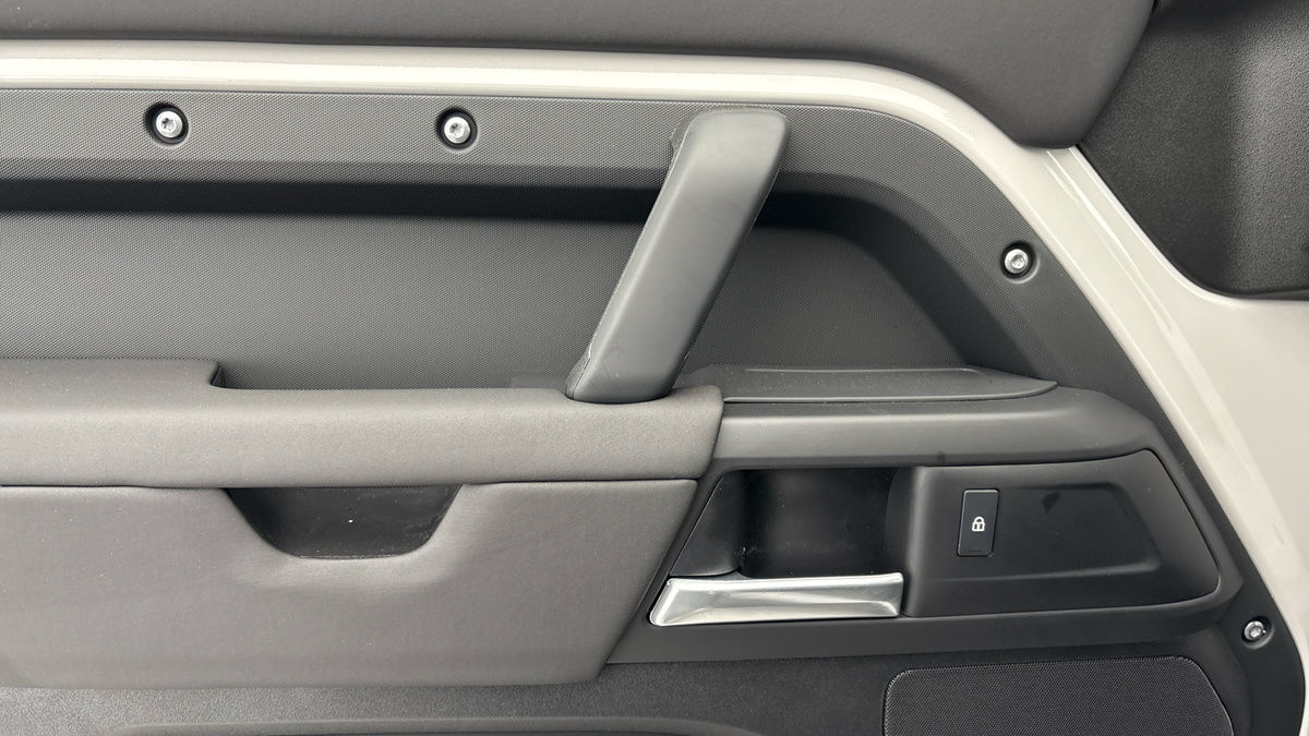 Land Rover Defender 110 Urban Image 19