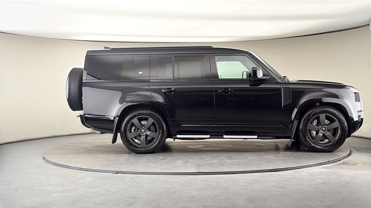 Land Rover Defender 130 Image 16