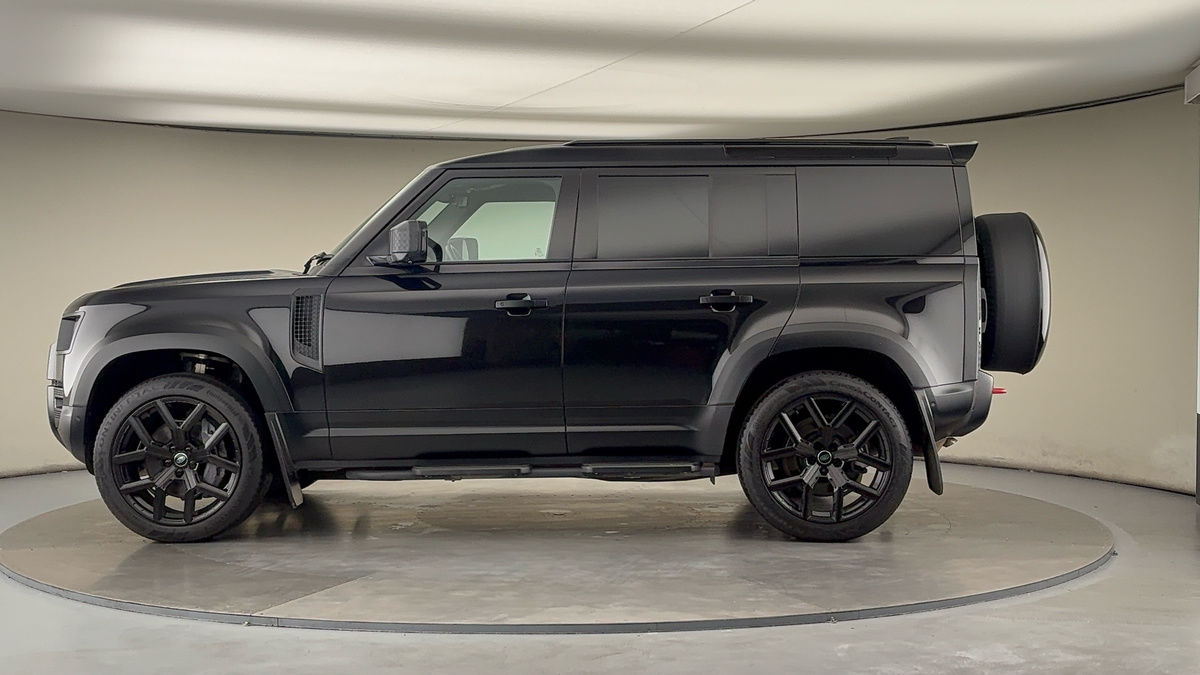 Land Rover Defender 110 Image 15