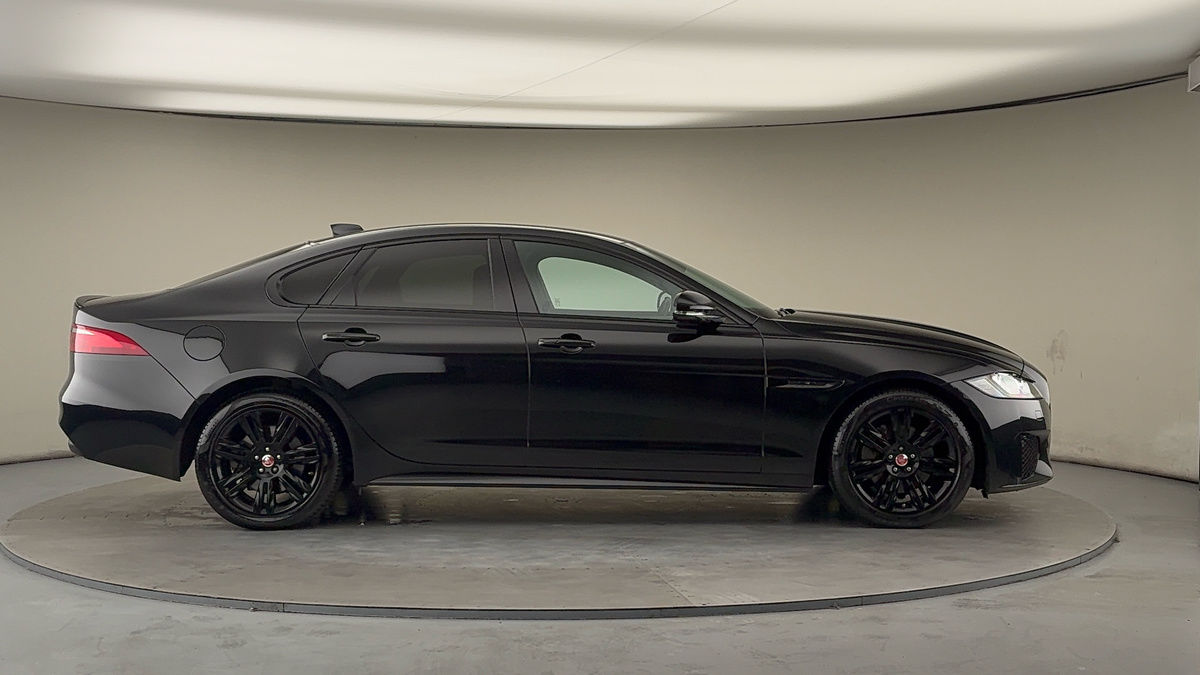 Jaguar XF Image 16