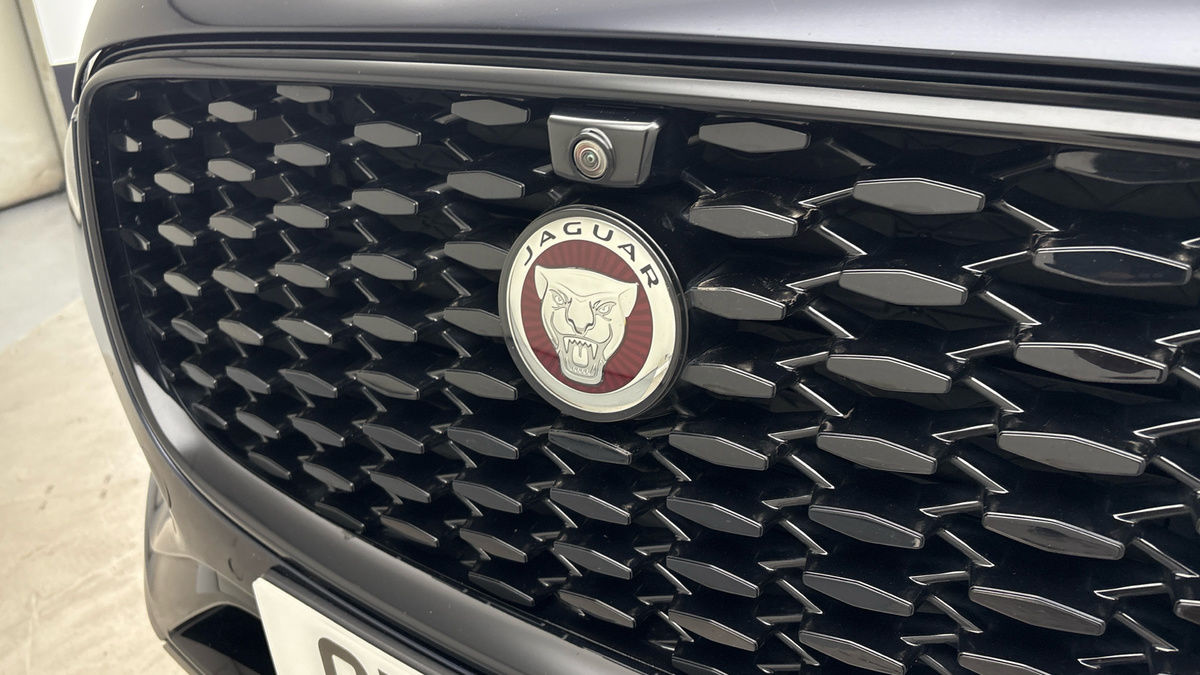 Jaguar F-PACE Image 24