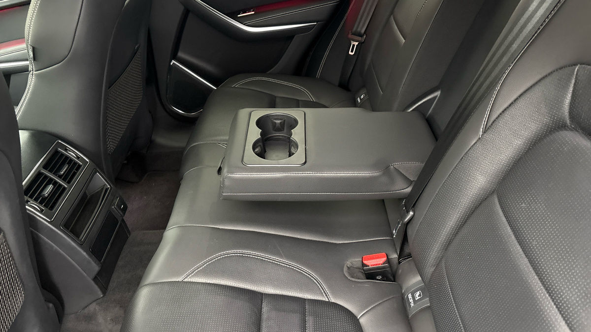 Jaguar F-PACE Image 9