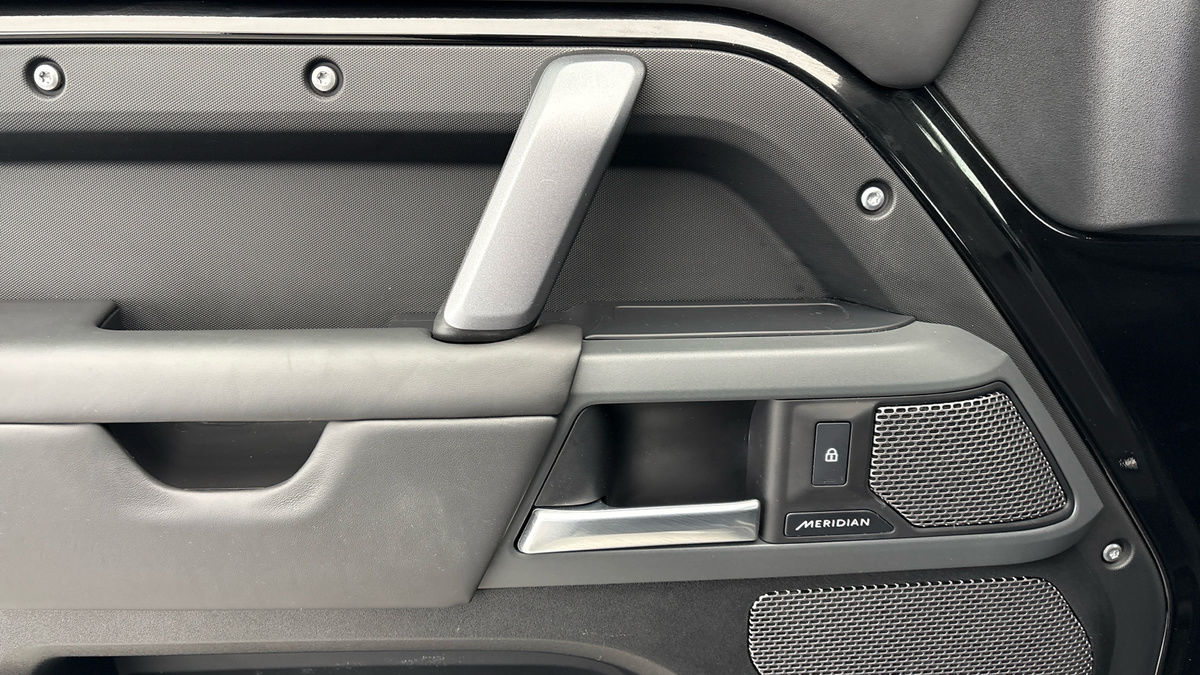 Land Rover Defender 90 Image 19