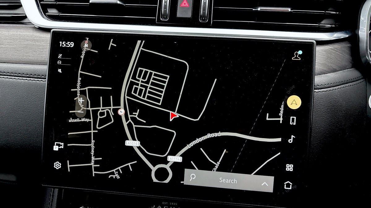 Jaguar F-PACE Image 17