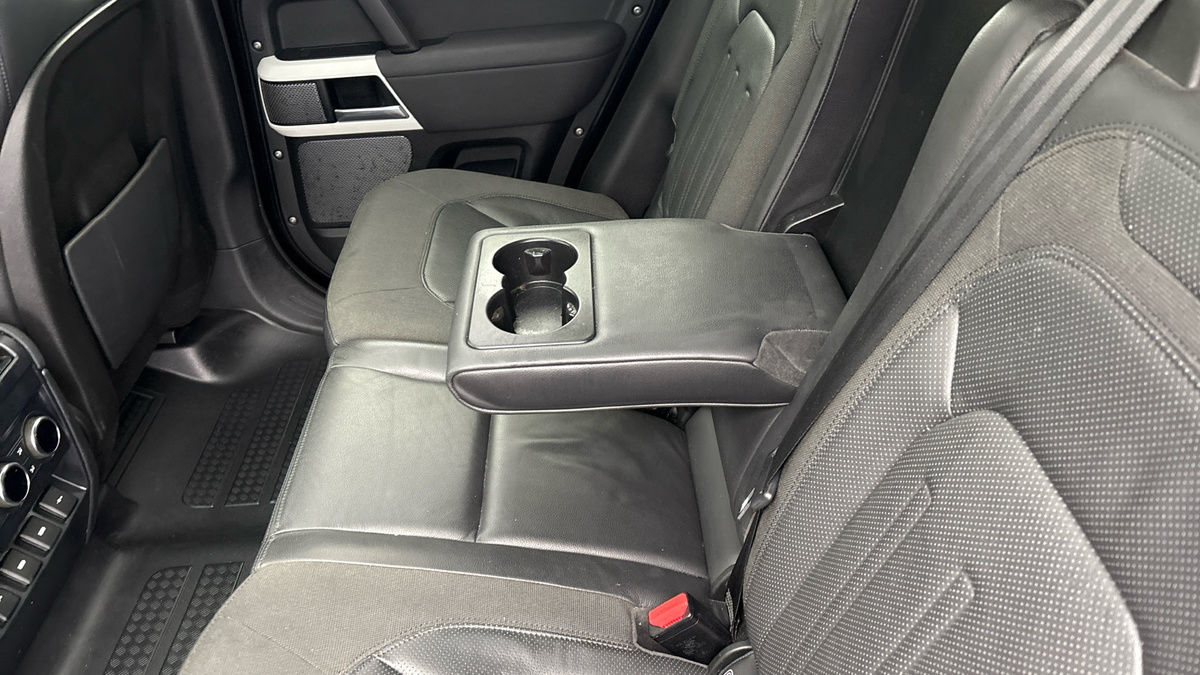 Land Rover Defender 110 Image 9