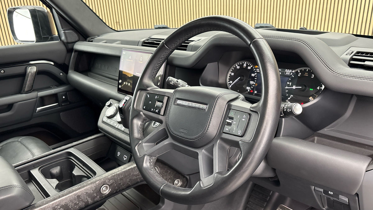 Land Rover Defender 110 Image 5