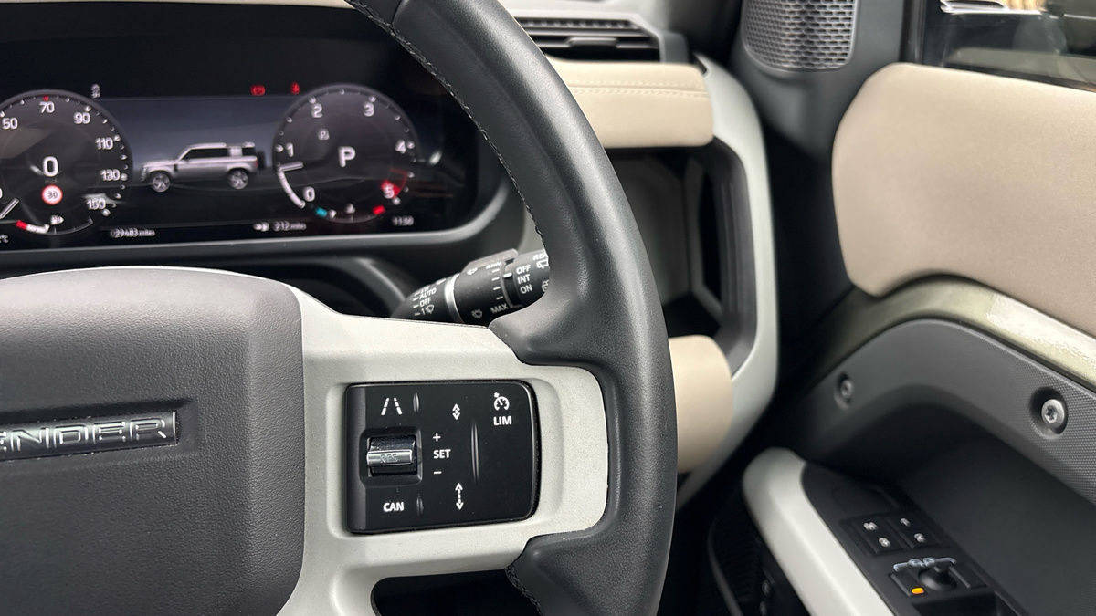 Land Rover Defender 110 Image 14