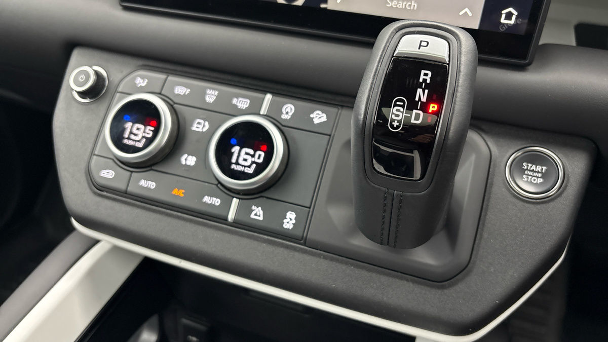 Land Rover Defender 90 Image 27