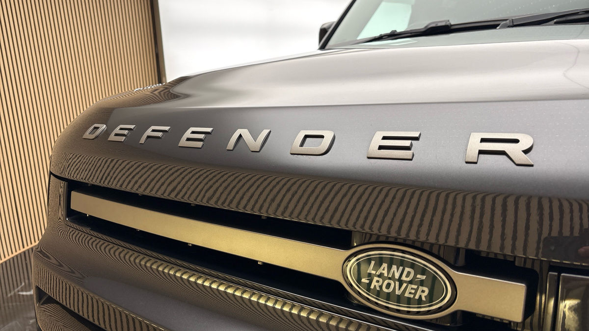 Land Rover Defender 130 Image 24