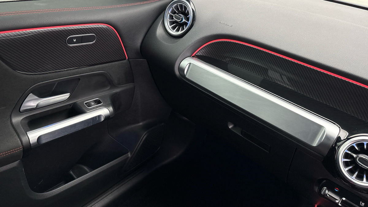 Mercedes-Benz GLB Image 25