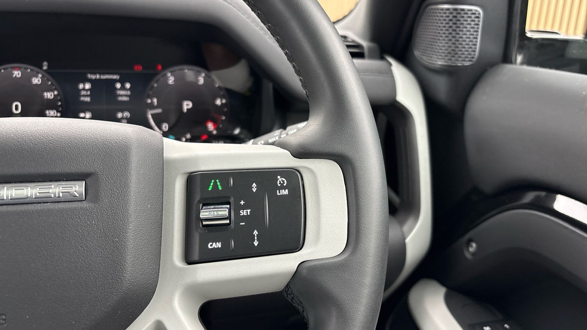 Land Rover Defender 110 Image 14