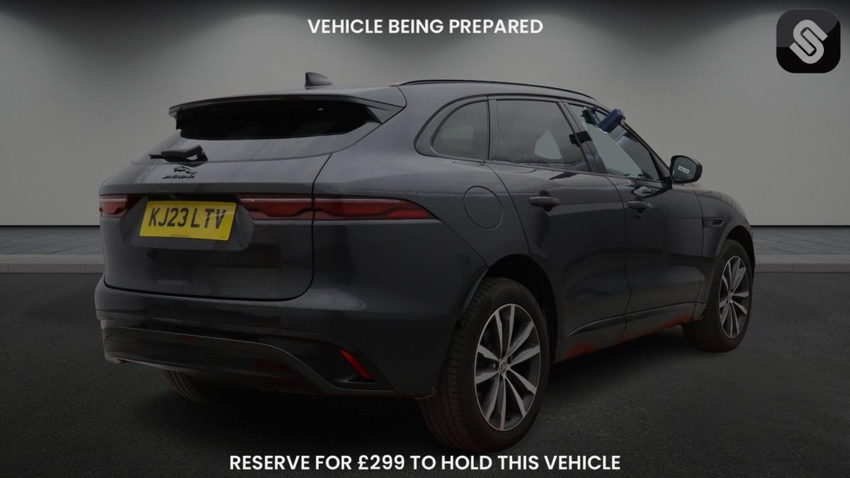 Jaguar F-PACE Image 4