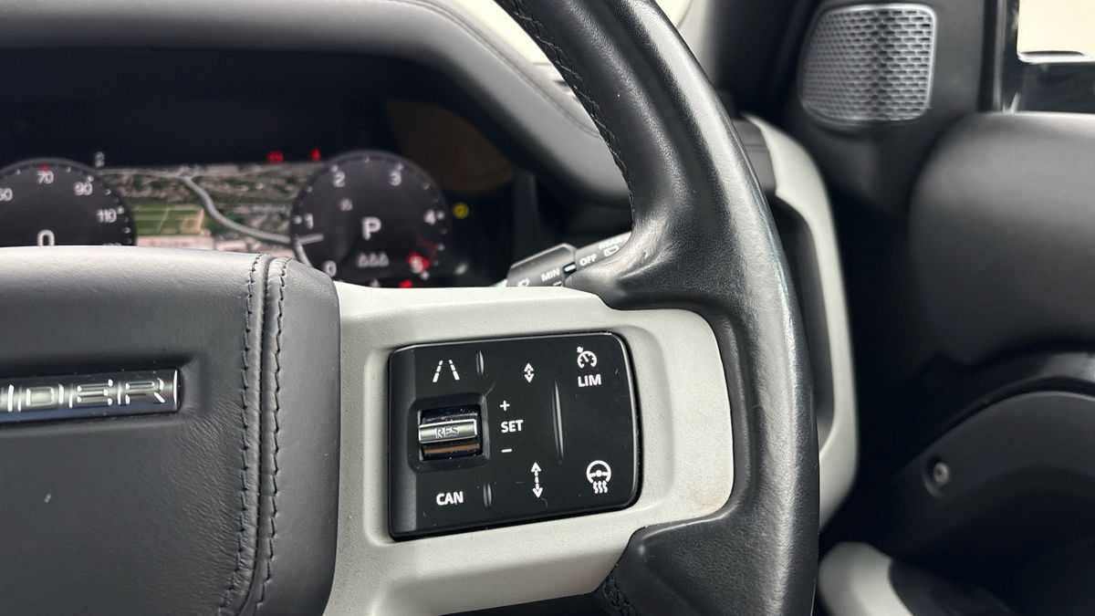 Land Rover Defender 110 Image 14