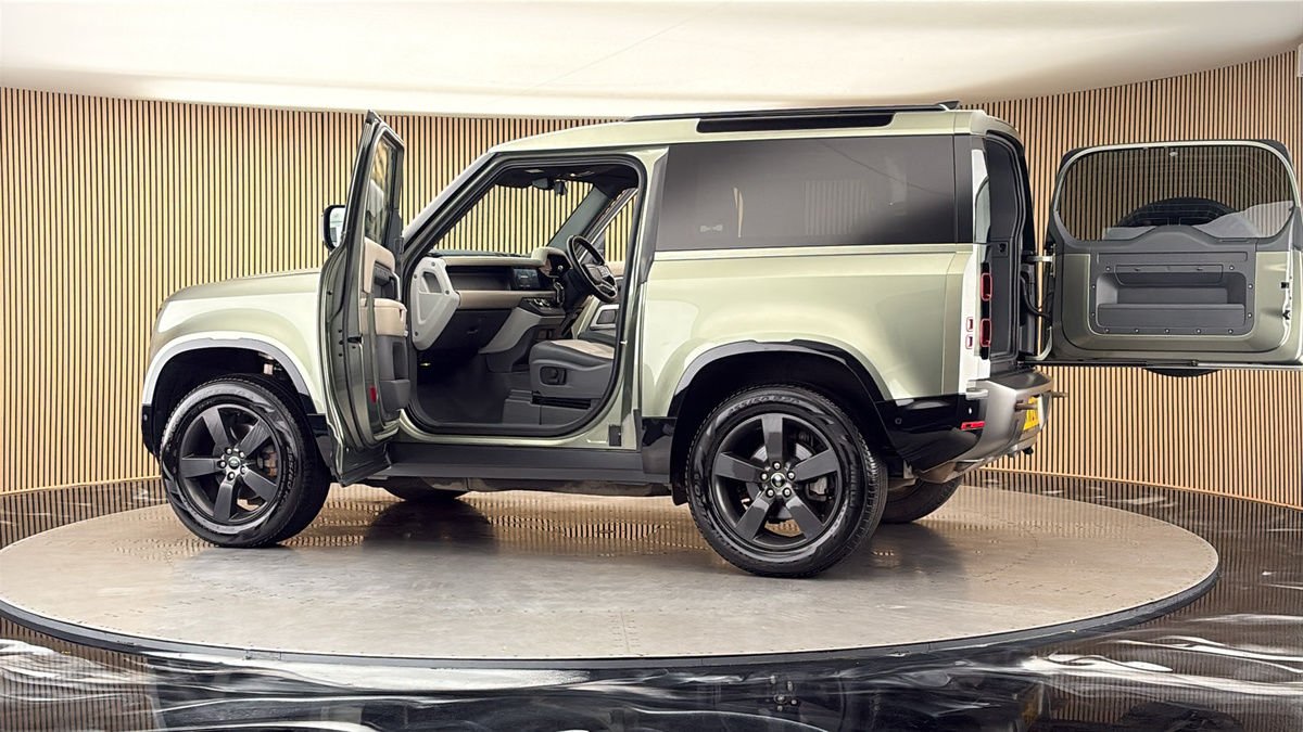 More views of Land Rover Defender 90