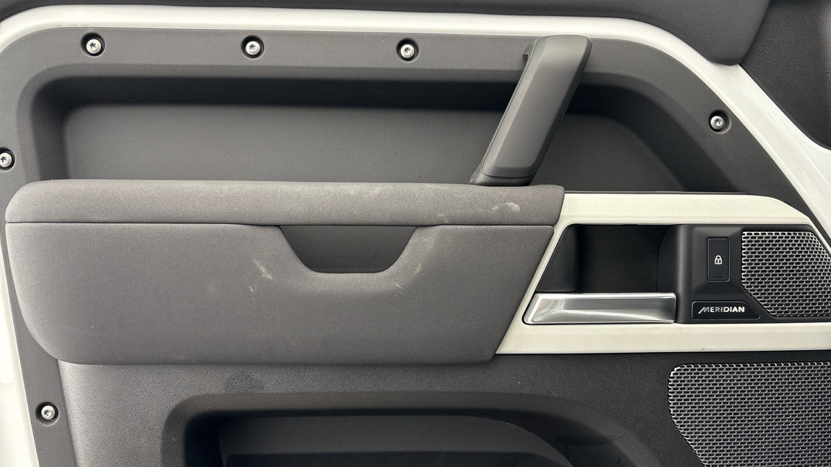 Land Rover Defender 110 Image 19