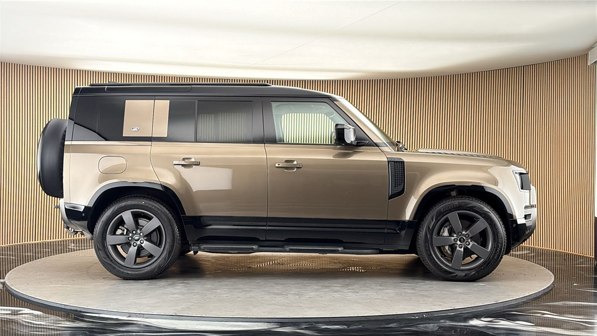 Land Rover Defender 110 Image 16