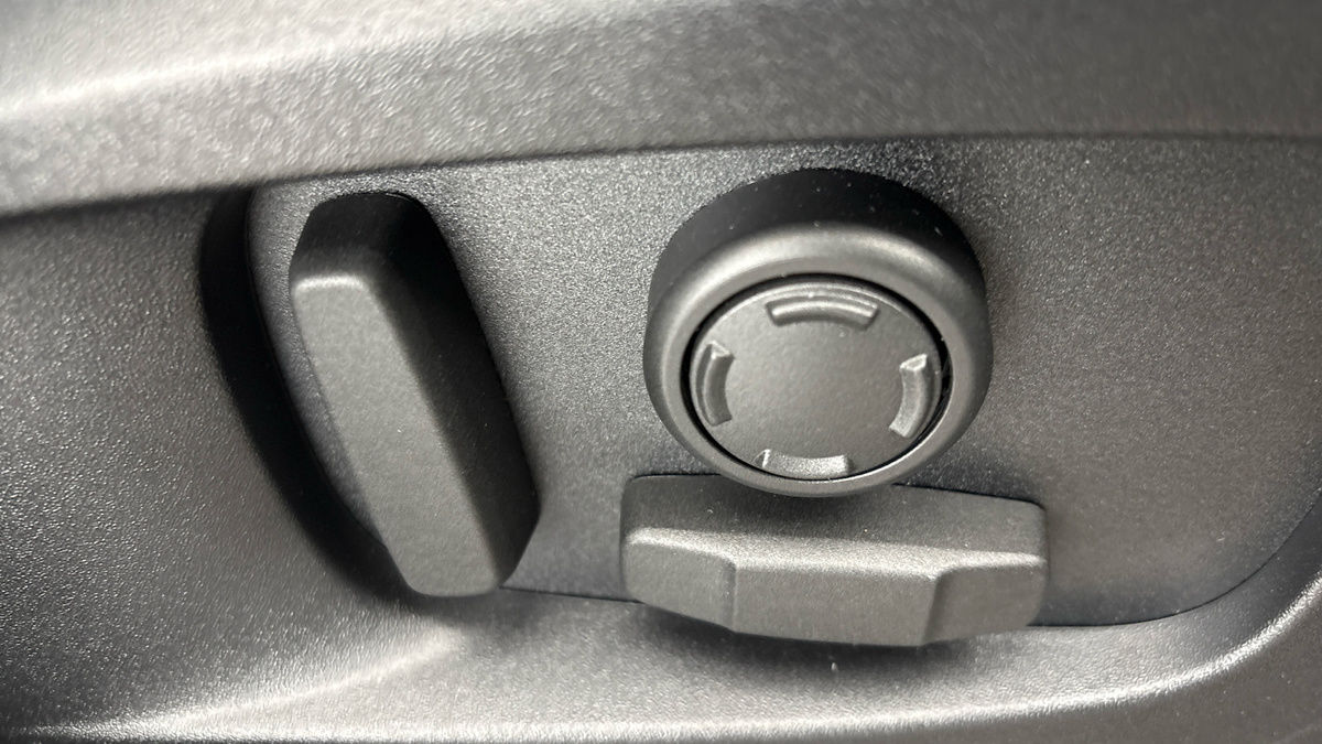 Land Rover Defender 110 Image 27