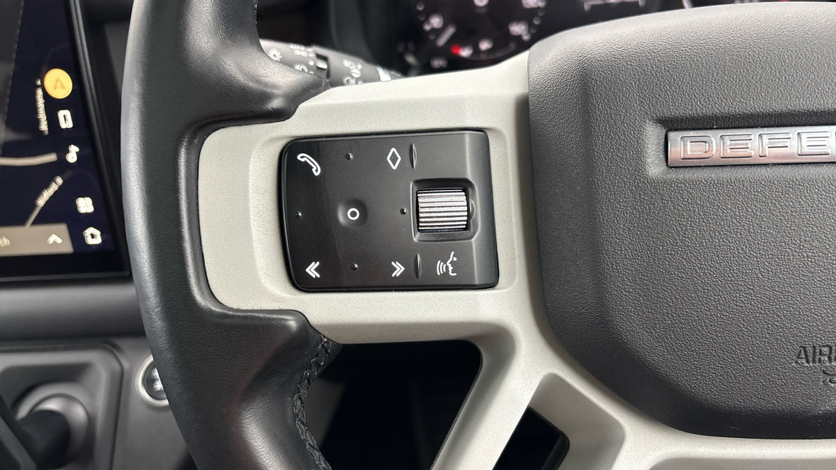 Land Rover Defender 110 Image 13