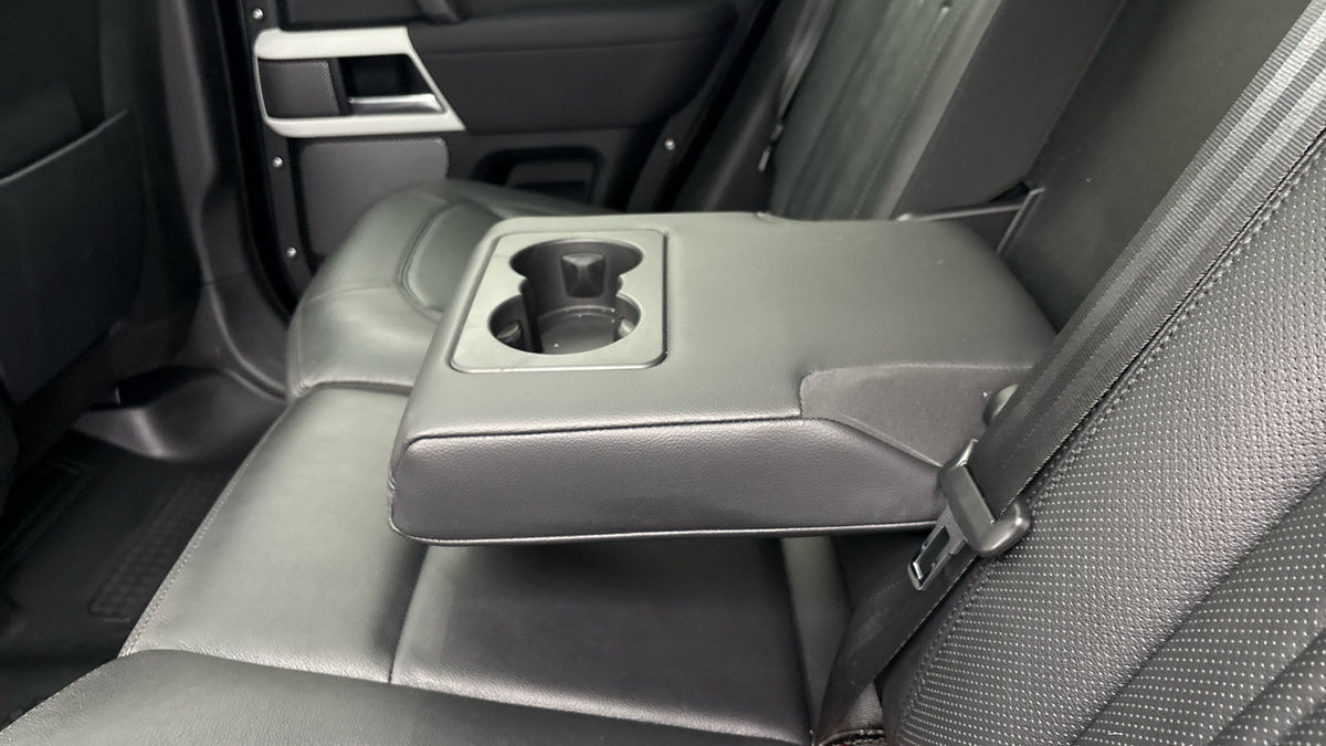 Land Rover Defender 110 Image 9