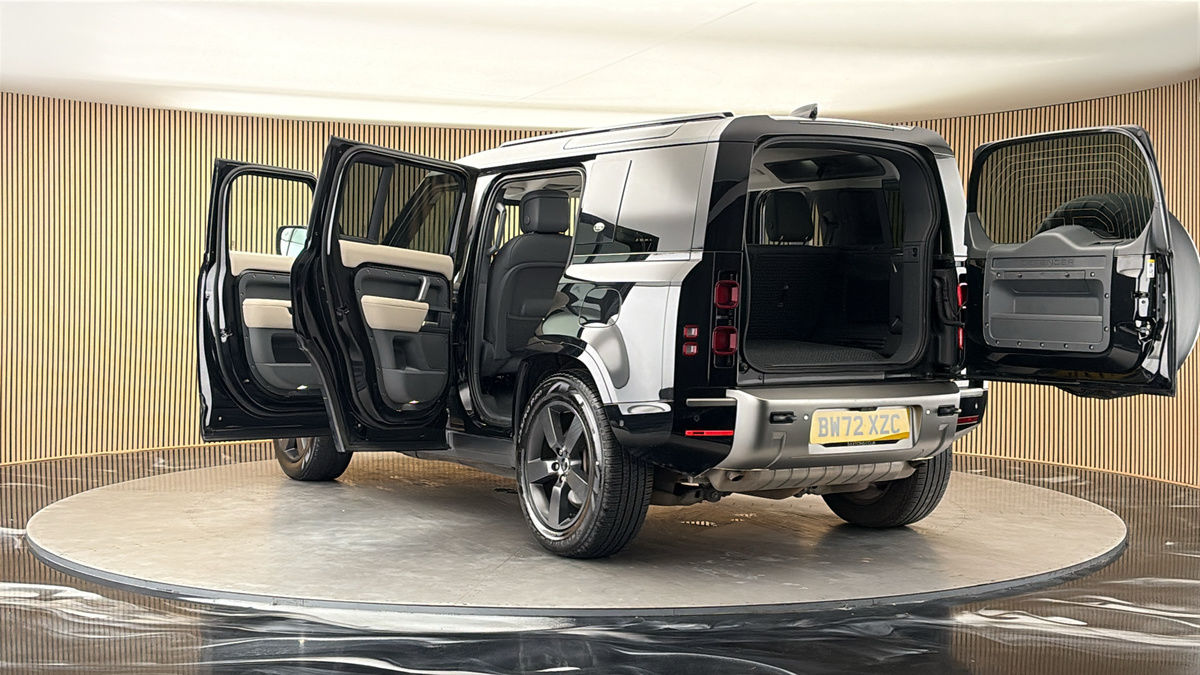 Land Rover Defender 110 Image 23