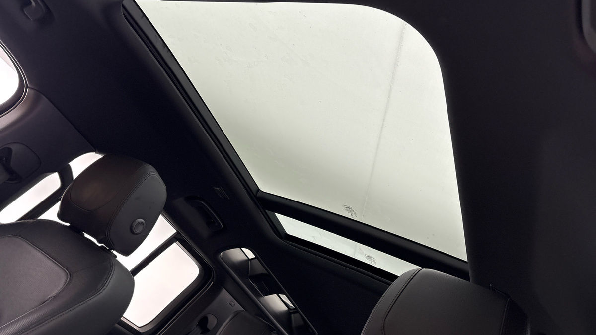 Land Rover Defender 110 Image 6