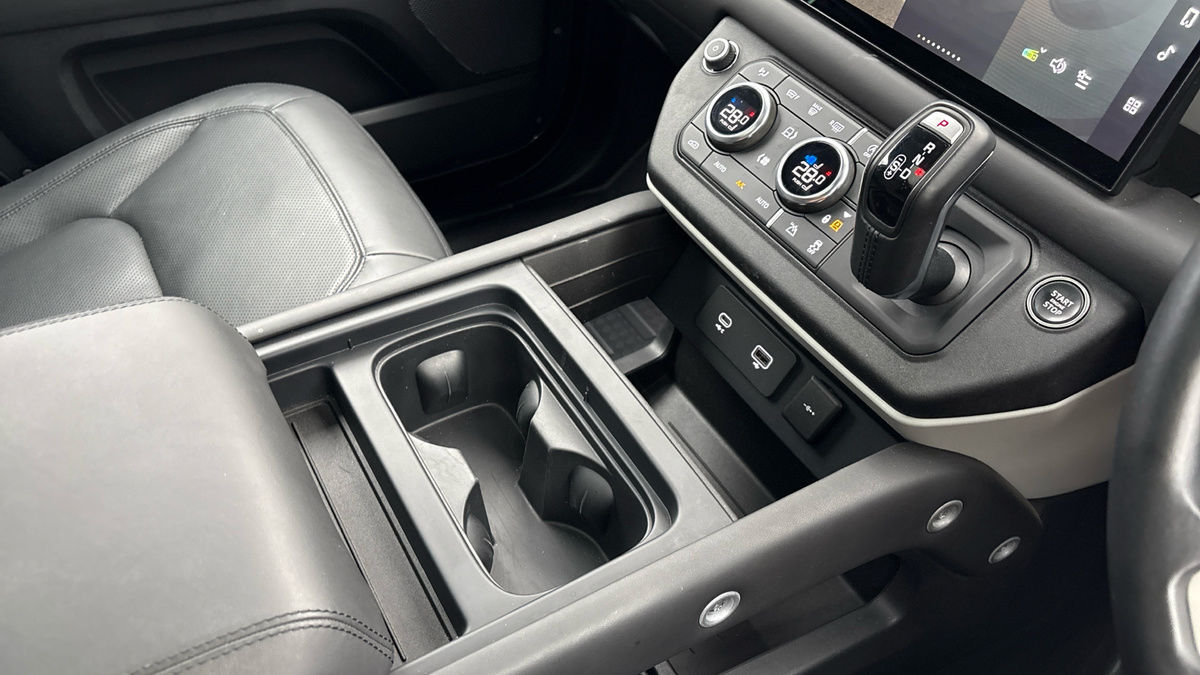 Land Rover Defender 110 Image 18