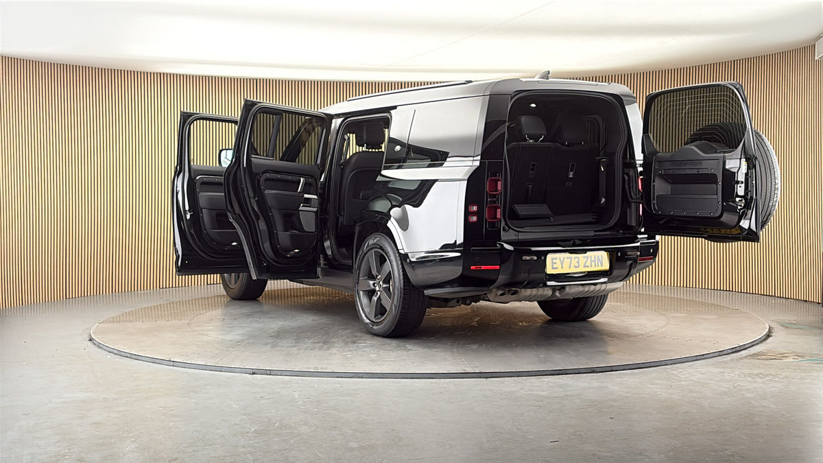Land Rover Defender 130 Image 23