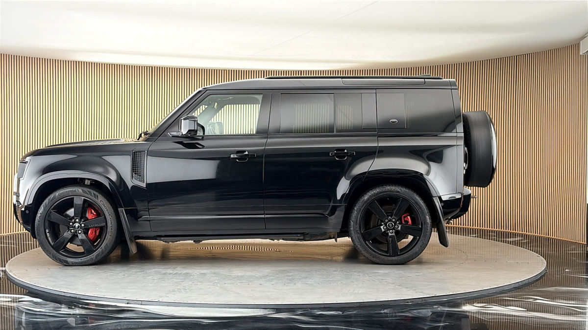Land Rover Defender 110 Image 15