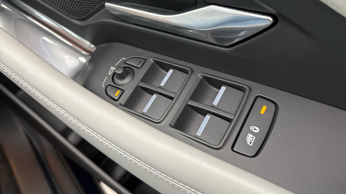 Jaguar E-PACE Image 28