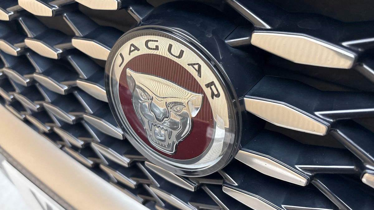 Jaguar E-PACE Image 26
