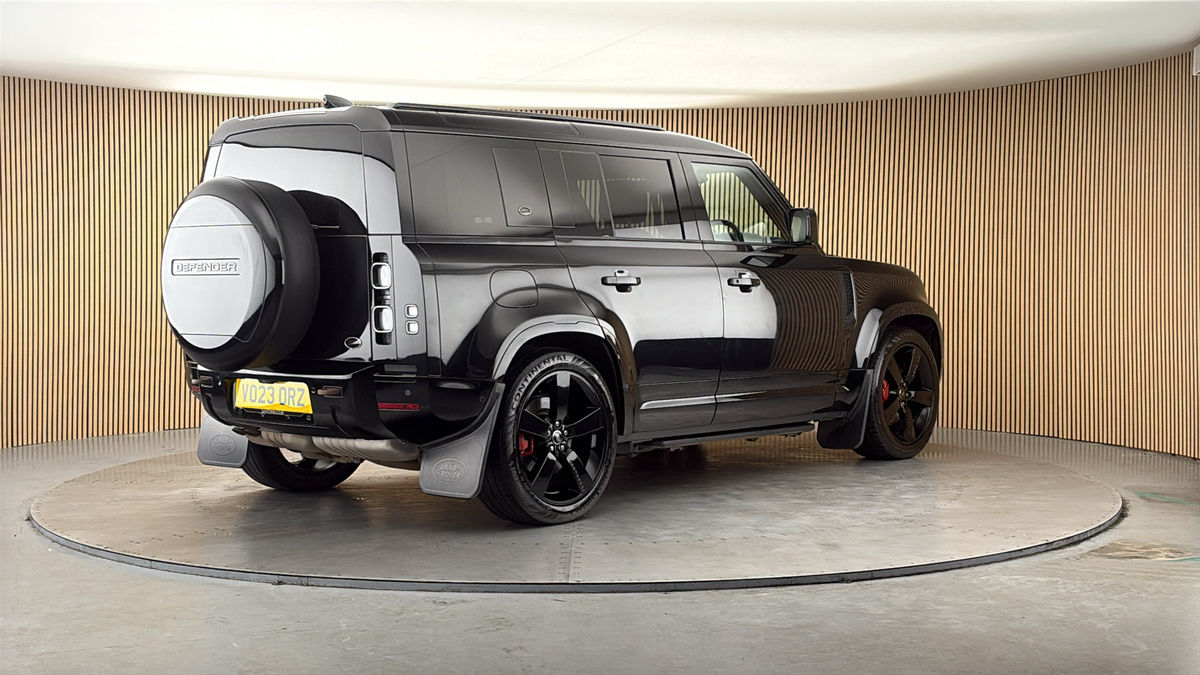Land Rover Defender 110 Image 21