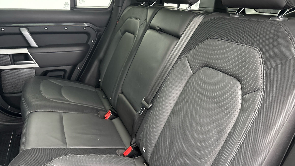 Land Rover Defender 110 Image 8