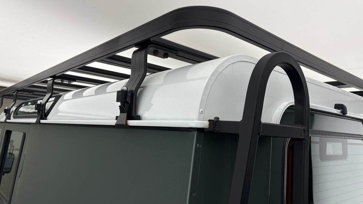 Land Rover Defender 110 Image 25