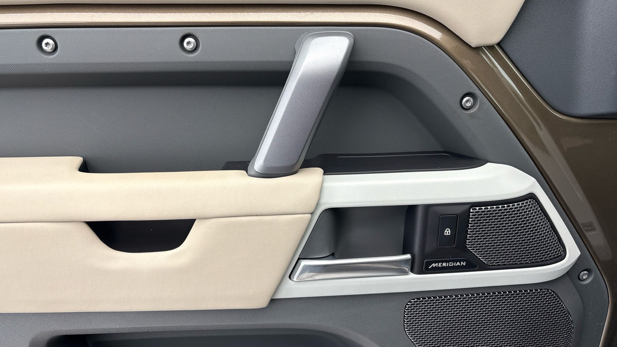 Land Rover Defender 110 Image 19